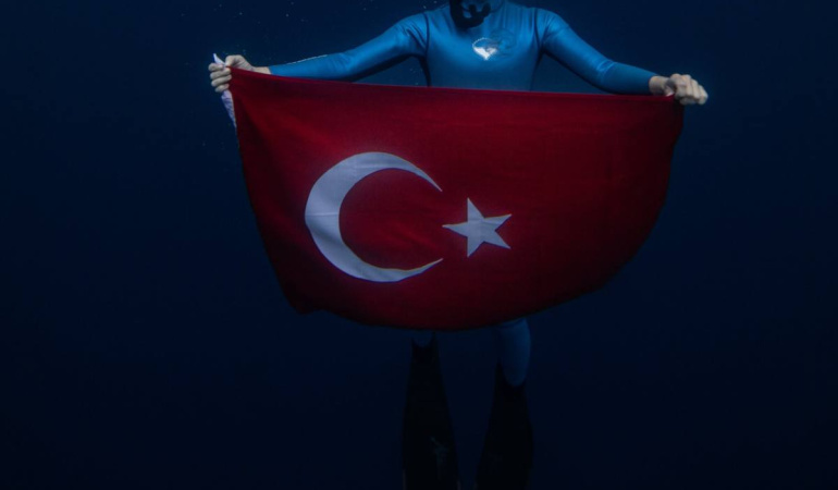 Şahika Ercümen, 30 Ağustos için Hatay’da ‘Zafer Dalışı’ yaptı