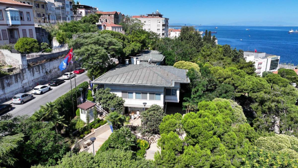 İzmir Büyükşehir Belediyesi, Şato'yu Kütüphane ve İzmirli Kahve Olarak Açtı