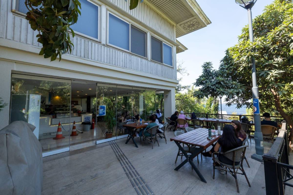 İzmir Büyükşehir Belediyesi, Şato'yu Kütüphane ve İzmirli Kahve Olarak Açtı