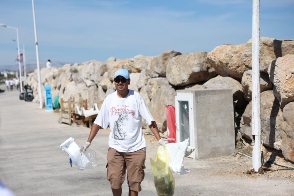 Çeşme kıyılarından 1,5 ton atık çıkarıldı