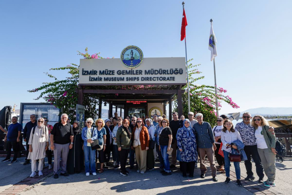 İzmir'de Emeklilere Ücretsiz Gezi Programı Başladı