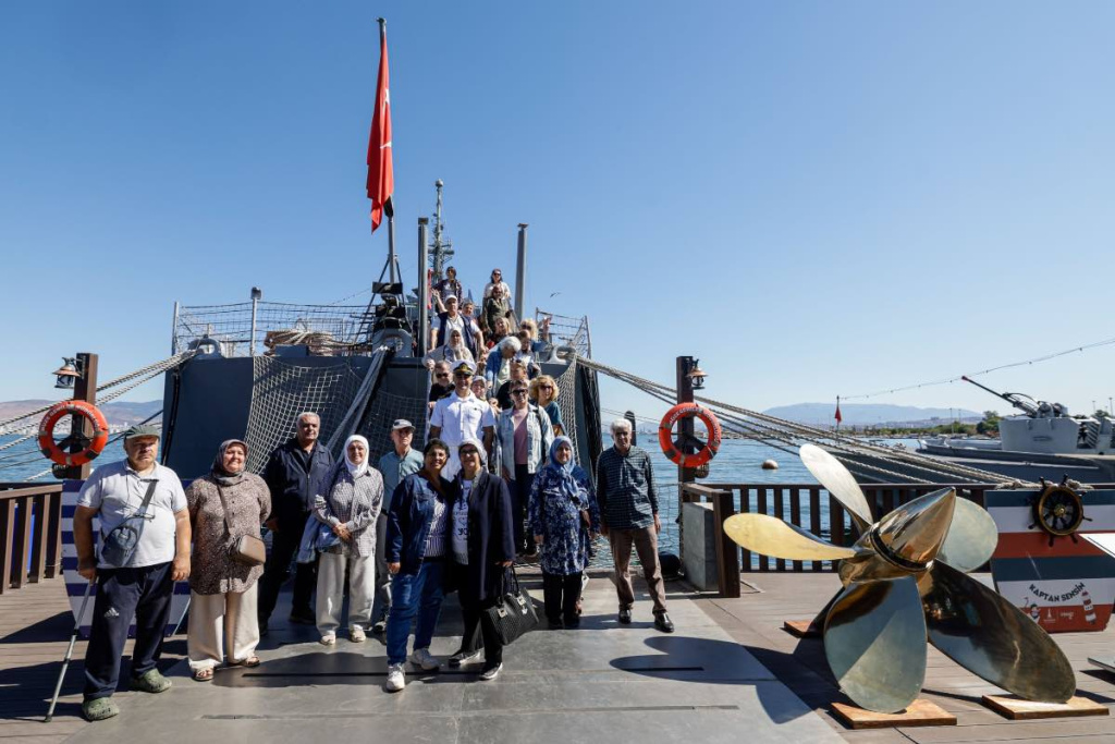 İzmir'de Emeklilere Ücretsiz Gezi Programı Başladı