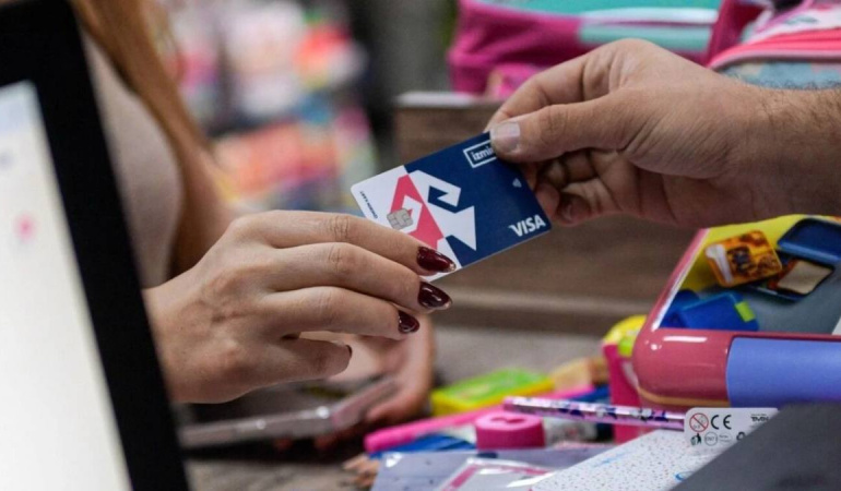İzmir Büyükşehir Belediyesi, 20 bin aileye 5 bin lira kırtasiye yardımı sağladı