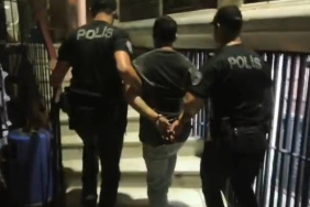 İzmir'de hırsızlık suçundan aranan kişi yakalandı