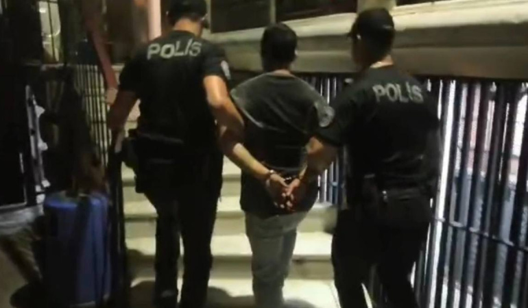 İzmir’de hırsızlık suçundan aranan kişi yakalandı