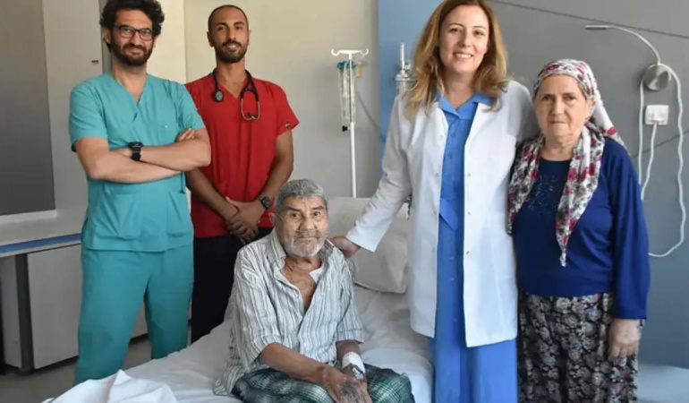 İzmir’de 76 yaşındaki Lütfi Vurucu’ya damardan aort kapağı yerleştirildi