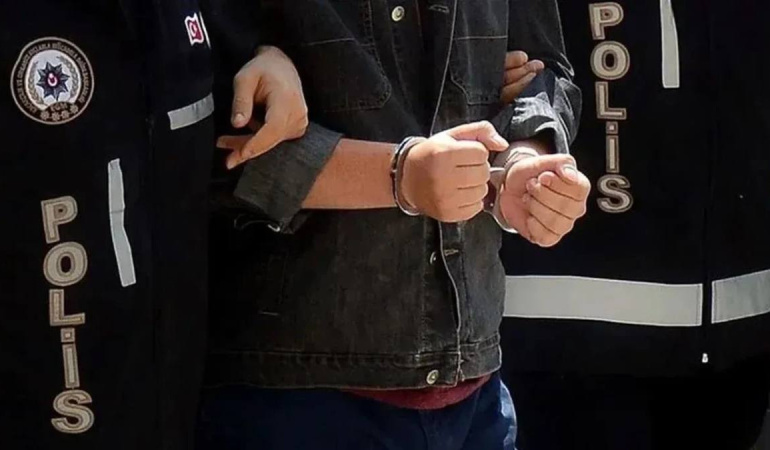 Bornova’da jandarma, minibüste 2,6 milyon bandrolsüz makaron buldu