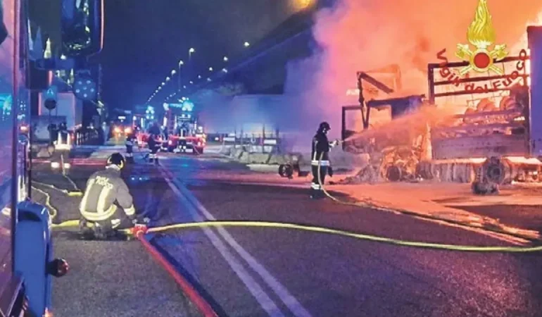 İtalya’nın Trieste Limanı’nda İzmir plakalı TIR’lar alev aldı