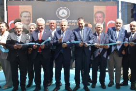 İzmir Demokrasi Üniversitesi'nin Uzundere Kampüsü'nde sağlık binası faaliyete geçti
