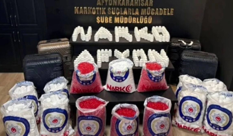 Afyonkarahisar’da otomobilde 76 bin sentetik uyuşturucu madde bulundu