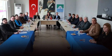 Foça'da 8 CHP'li meclis üyesi YENİ Parti'ye geçti