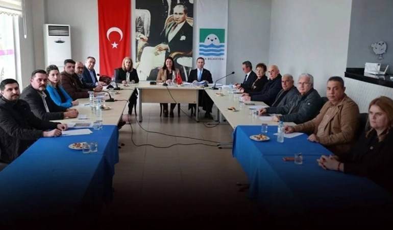 Foça’da 8 CHP’li meclis üyesi YENİ Parti’ye geçti
