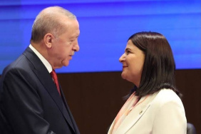 Foça Belediye Başkanı Saniye Bora Fıçı, AK Parti'ye katıldı