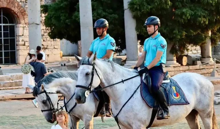 İzmir’de 12 ilçede atlı jandarma görev yapıyor