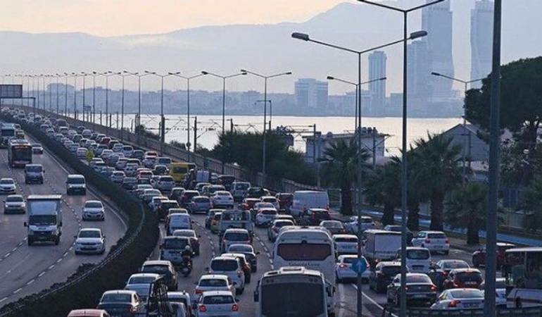 14 Eylül’de İzmir’de Okul Açılışı Nedeniyle Trafikte Yoğunluk Oluştu