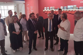 Rusya Büyükelçisi Sergey Vershinin, İzmir'deki Nâzım Hikmet Sergisini İnceledi