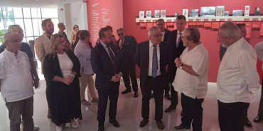 Rusya Büyükelçisi Sergey Vershinin, İzmir'deki Nâzım Hikmet Sergisini İnceledi