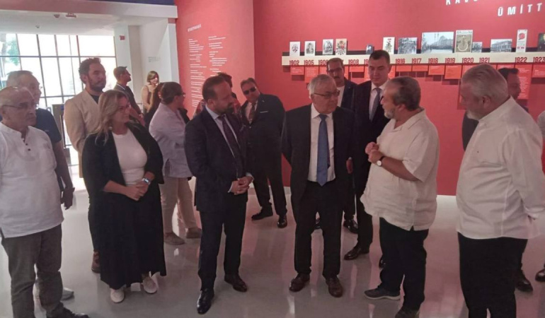 Rusya Büyükelçisi Sergey Vershinin, İzmir’deki Nâzım Hikmet Sergisini İnceledi