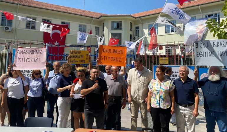 Konak’ta veliler, yıkılan okul için imza kampanyası başlattı