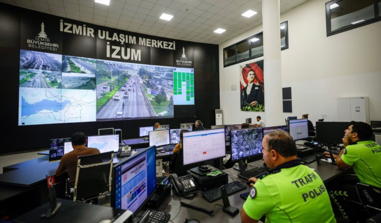 İzmir’de eğitim döneminin başlamasıyla trafik yoğunluğu arttı