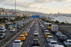 İzmir'deki trafiğe kayıtlı araç sayısı 2 milyon 176 bin 317'ye yükseldi