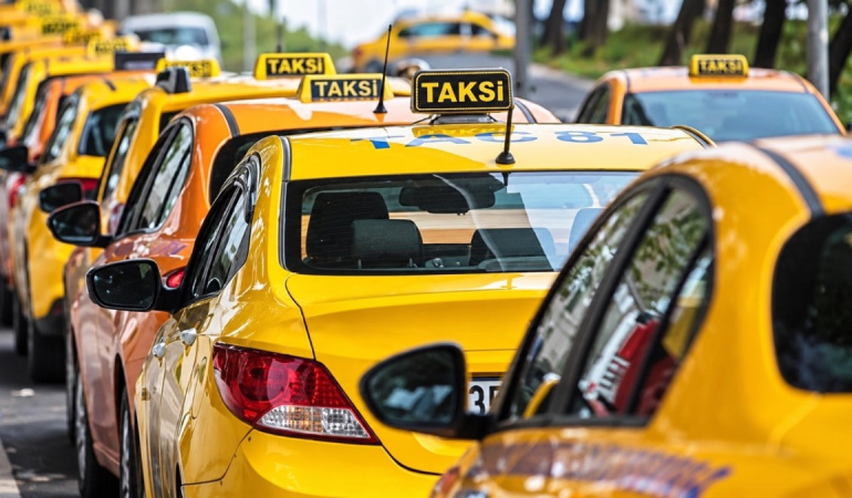 İzmir’de motorin fiyatları 100 lirayı geçince taksiciler zam talep etti