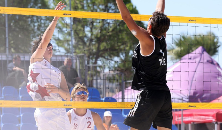 Foça’da 2026 CEV U18 Avrupa Plaj Voleybolu Şampiyonası başladı