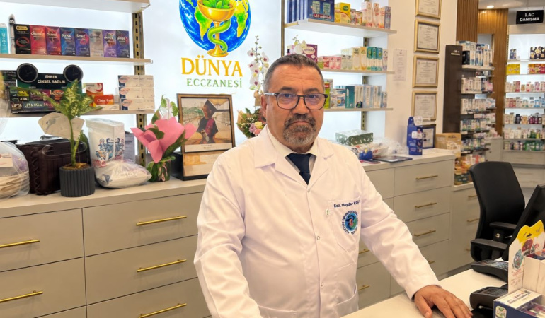 48 Yıl Sonra Eczacılık Diplomasını Aldı, İzmir’de Eczane Açtı