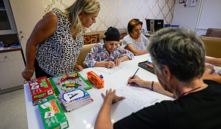 İzmir’deki Alzheimer ve Demans Merkezi, Hastalara ve Ailelerine Destek Sağlıyor