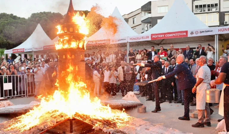 Uluslararası Menemen Çömlek Festivali, görkemli kortejle başladı