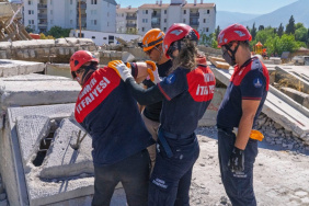 İzmir'deki 110 itfaiyeci, ağır arama kurtarma eğitimine başladı