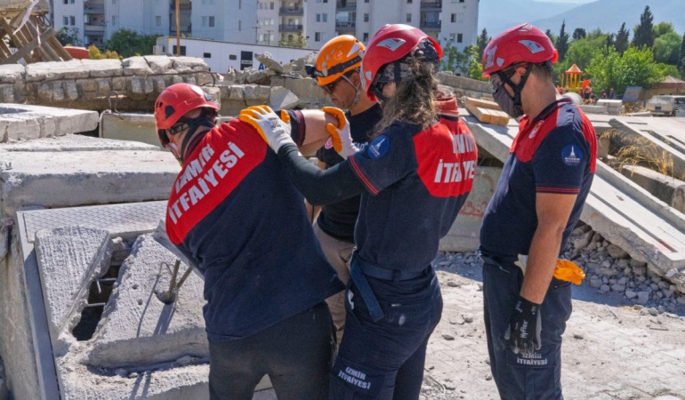İzmir’deki 110 itfaiyeci, ağır arama kurtarma eğitimine başladı