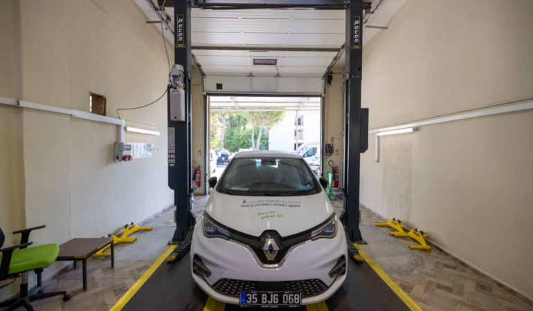 İzmir Büyükşehir Belediyesi, elektrikli araç filosuyla yakıt maliyetini yüzde 81 azalttı