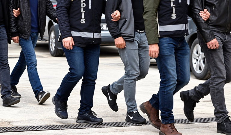 İzmir’de Düzenlenen Operasyonda 12 Kişi Gözaltına Alındı, 619 Milyon Lira Para Hareketi Belirlendi