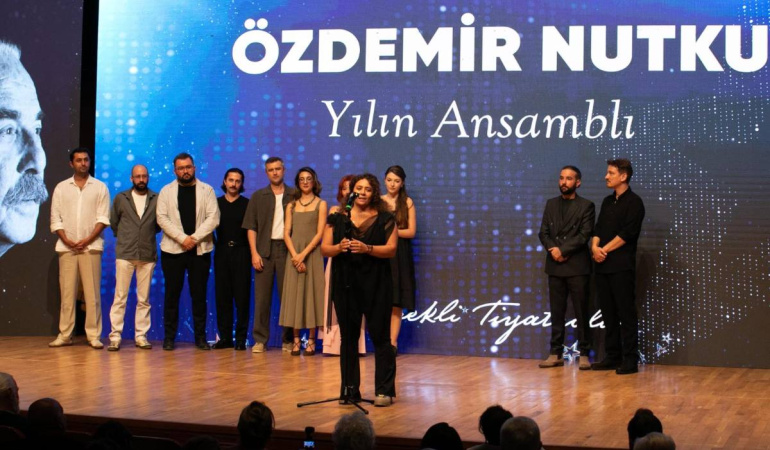 İzmir Büyükşehir Belediyesi Şehir Tiyatroları, Özdemir Nutku Tiyatro Ödülleri’nde dört ödül aldı