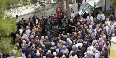 Burhan Özfatura'nın cenazesi Balçova'da düzenlendi