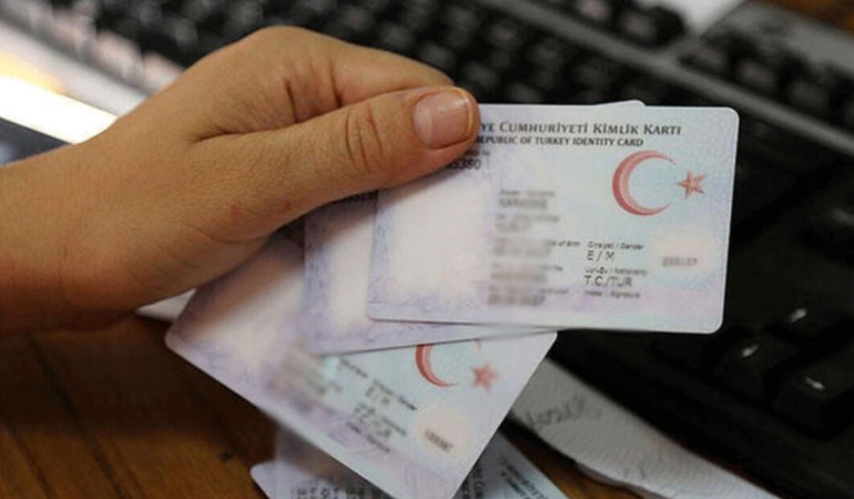 İzmir’de sahte belgelerle vatandaşlık işlemi gerçekleştiren 3 şüpheli yakalandı