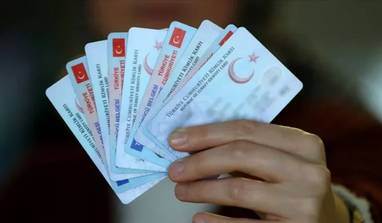 İzmir merkezli sahte vatandaşlık operasyonunda 3 şüpheli gözaltına alındı