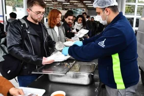 İzmir'de öğrencilere sıcak yemek desteği için dağıtım tarihi belirlendi