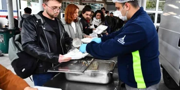 İzmir'de öğrencilere sıcak yemek desteği için dağıtım tarihi belirlendi