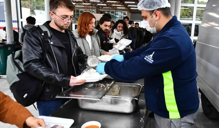 İzmir’de öğrencilere sıcak yemek desteği için dağıtım tarihi belirlendi