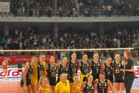 VakıfBank, İzmir'de Aras Kargo Dostluk Turnuvası'nı kazandı