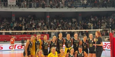 VakıfBank, İzmir'de Aras Kargo Dostluk Turnuvası'nı kazandı