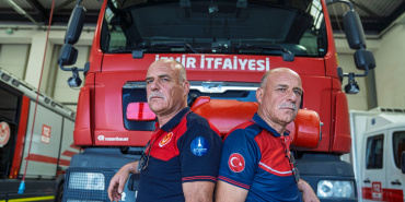 İkiz kardeşler İzmir'de 33 yıldır itfaiyecilik yapıyor