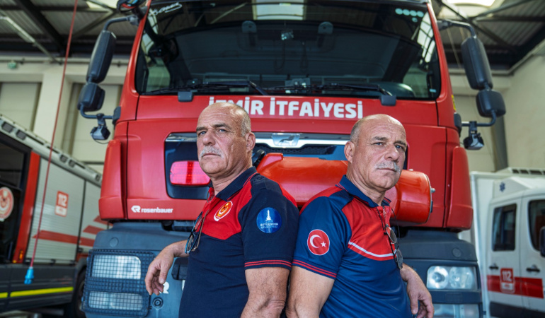 İkiz kardeşler İzmir’de 33 yıldır itfaiyecilik yapıyor