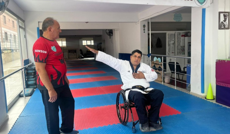 Mehmet Erol Arabacı, tekerlekli sandalye ile para tekvandoda ikincilik kazandı