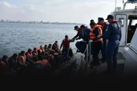 İzmir'in Çeşme ve Menderes açıklarında 56 düzensiz göçmen tespit edildi