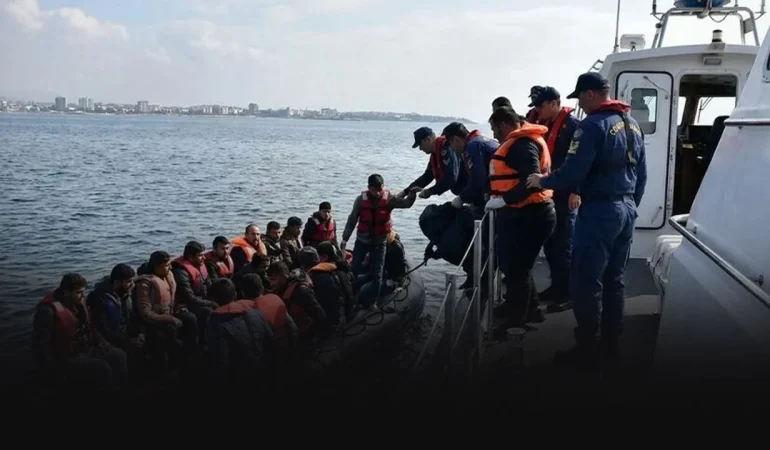 İzmir’in Çeşme ve Menderes açıklarında 56 düzensiz göçmen tespit edildi