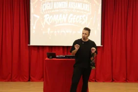 Çiğli'de Komedi Akşamları, Emrah Bari'nin Roman Gecesi ile start aldı