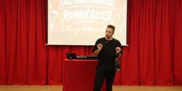 Çiğli'de Komedi Akşamları, Emrah Bari'nin Roman Gecesi ile start aldı